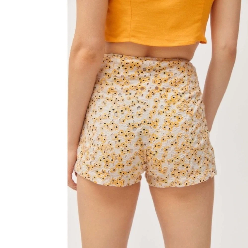 Urban Outfitters Balboa High Rise Yellow White Daisy Eyelet Shorts Size Small